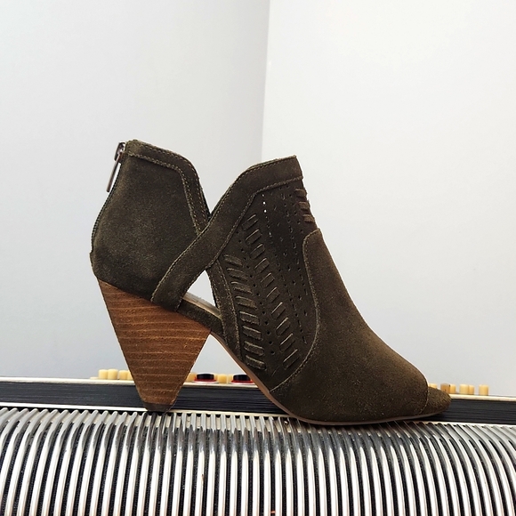 NWT - VINCE CAMUTO GREY/GREEN SUEDE OPEN TIE ANKLE BOOTIES SIZE 8 - Picture 1 of 6